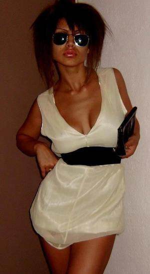 Adult dating profile photo of Holly (28) in California