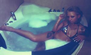 Scarlett from Washington is interested in nsa sex with a nice, young man